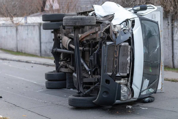 Accidente Por Exceso Velocidad Camión Volcado Yace Medio Calle — Foto de Stock