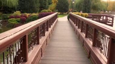 Sonbahar sarı parkında kahverengi, ahşap, sağlam köprü..