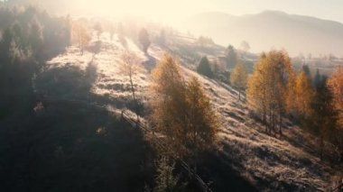 Sisin üzerindeki dağlarda harika bir sonbahar şafağı. Drone görünümü.