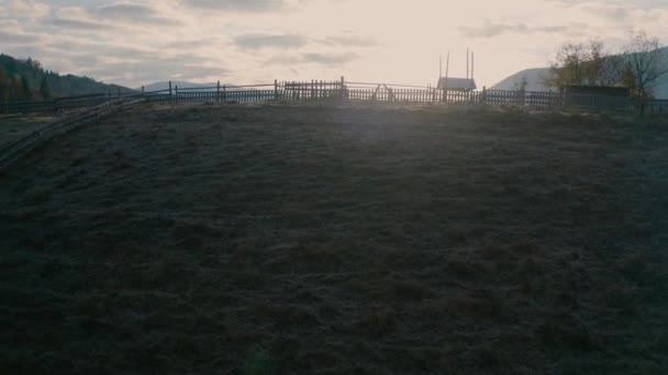Csodálatos őszi hajnal a hegyekben a köd felett. Drónra néző. — Stock videók
