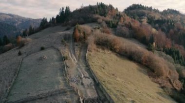 Sisin üzerindeki dağlarda harika bir sonbahar şafağı. Drone görünümü.