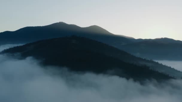 Őszi erdő hegy top hajnal köd drón kilátás — Stock videók
