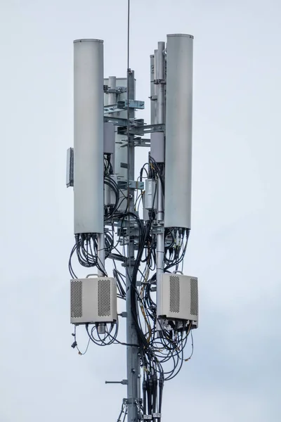 蓝天背景下用于互联网和移动通信的5G通信塔 — 图库照片