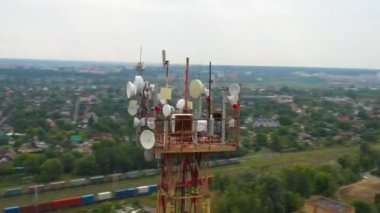 Telekomünikasyon mavi gökyüzünün arka planında 5G kulesi.