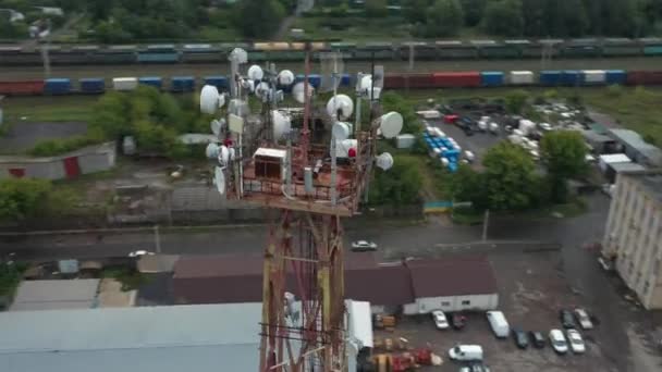 Telekommunikation 5g torn på en bakgrund av blå himmel. — Stockvideo