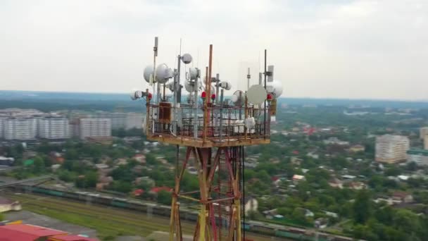 Telecomunicación torre de 5g sobre un fondo de cielo azul. — Vídeos de Stock