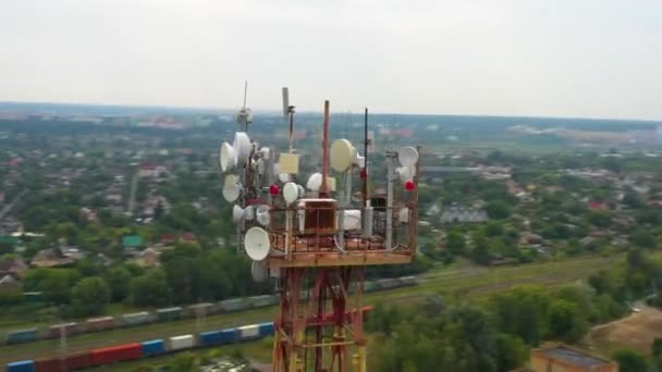 Telecomunicación torre de 5g sobre un fondo de cielo azul. — Vídeo de stock