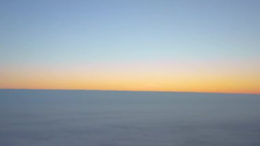 Bulutların üstünde şafak. Bir yolcu uçağından görüntüle.