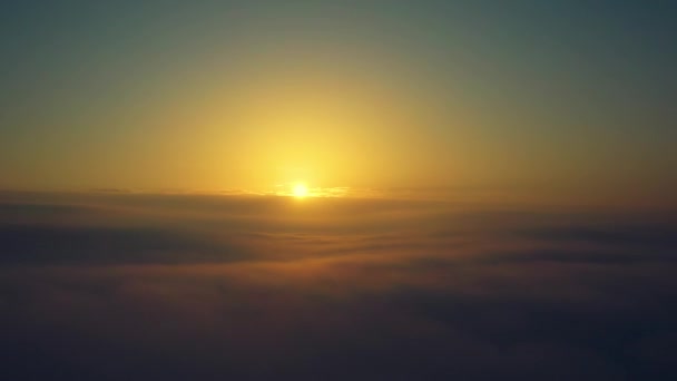 Dawn over de wolken. Zicht vanuit een passagiersvliegtuig. — Stockvideo