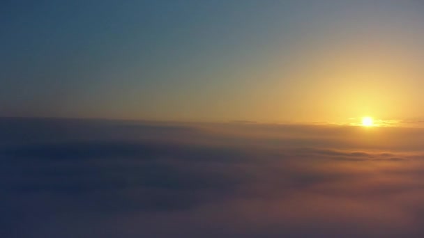 Рассвет над облаками. Вид с пассажирского самолета. — стоковое видео