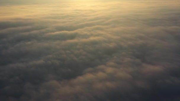 雲の上で夜明け。旅客機からの眺め. — ストック動画