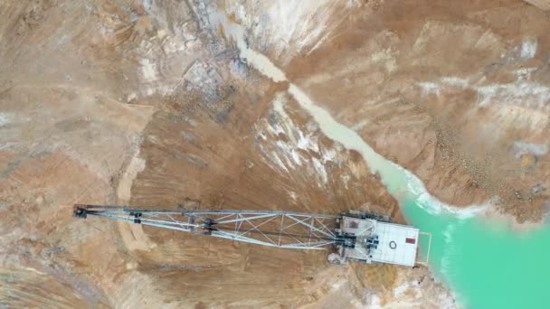 大規模な掘削機が採石場で動作します。ドローンビュー. — ストック動画