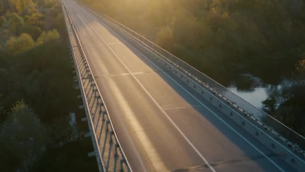Brücke über einen kleinen Fluss. Herbstliche Landschaft. — Stockvideo