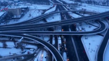 Çok zor bir taşıma kavşağı. Kış akşamı. Drone görünümü.