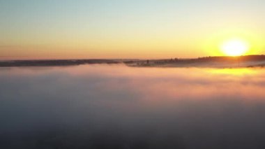 Bulutların üstünde şafak. Bir yolcu uçağından görüntüle.