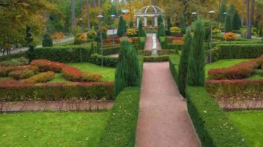 Bucha Central Park 'taki yeşil İngiliz ağaç bahçesi..