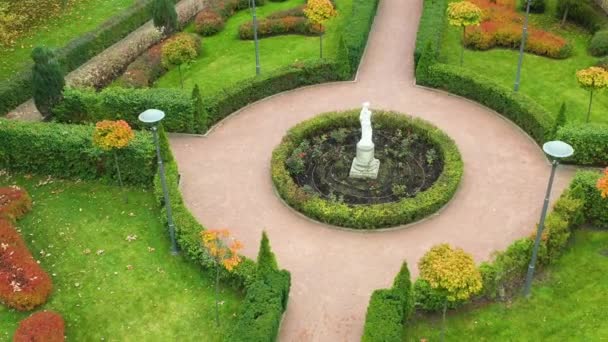 Zöld angol kertészeti kert Bucha központi parkjában. — Stock videók