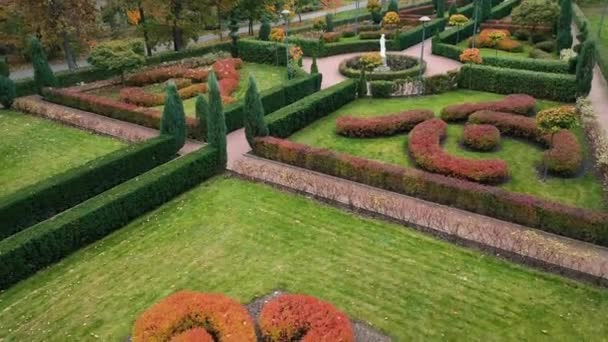 Green English topiary garden in the central park of Bucha. — Stock Video