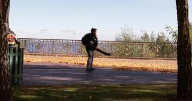 7 Kasım 2021 Mezhyhirya Milli Parkı. : Bahçıvanlar parkta sonbahar yapraklarını üflediler