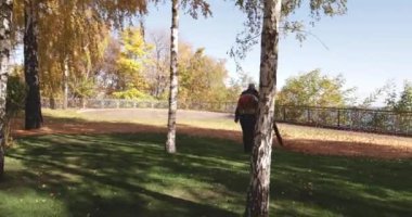 7 Kasım 2021 Mezhyhirya Milli Parkı. : Bahçıvanlar parkta sonbahar yapraklarını üflediler