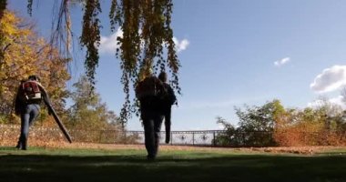 7 Kasım 2021 Mezhyhirya Milli Parkı. : Bahçıvanlar parkta sonbahar yapraklarını üflediler