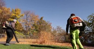 7 Kasım 2021 Mezhyhirya Milli Parkı. : Bahçıvanlar parkta sonbahar yapraklarını üflediler