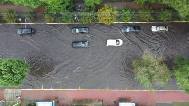 30 de setembro de 2020 Irpin Kiev região Ucrânia. Rua inundada após forte chuva. Vista para drones. — Vídeo de Stock