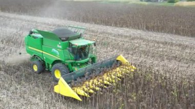 27 Kasım 2021 Ukrayna Kyiv: Hasat ayçiçeklerini birleştirdi.