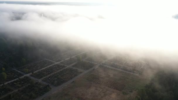 Nízká mlha na hřbitově. Zobrazení dronů. — Stock video