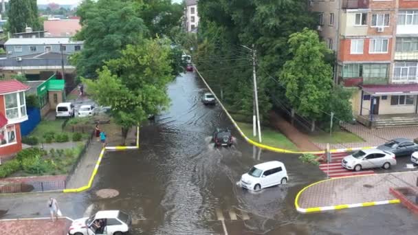 30 de setembro de 2020 Irpin Kiev região Ucrânia. Rua inundada após forte chuva. Vista para drones. — Vídeo de Stock