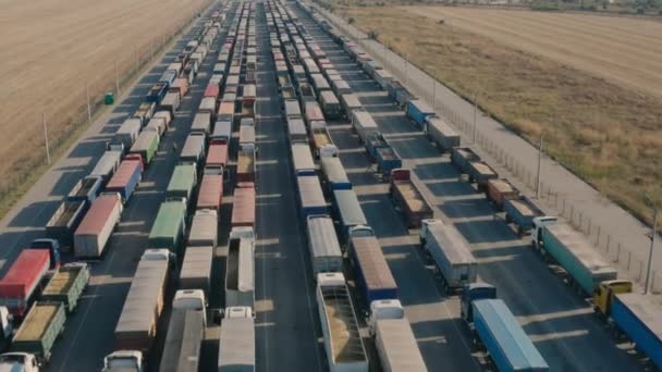 2021年9月18日オデッサ地域ウクライナ。多数のトラックとの交通渋滞. — ストック動画