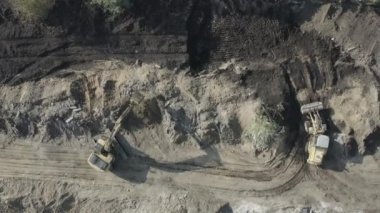 27 Kasım 2021 Ukrayna Korostyshiv Taş ocağı: Kazıcı zemini hareket ettiriyor