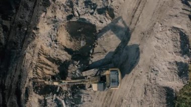 27 Kasım 2021 Ukrayna Korostyshiv Taş ocağı: Kazıcı zemini hareket ettiriyor