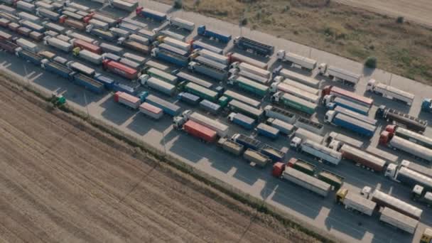 18. září 2021 Oděsa region Ukrajina. Dopravní zácpa s velkým počtem nákladních automobilů. — Stock video