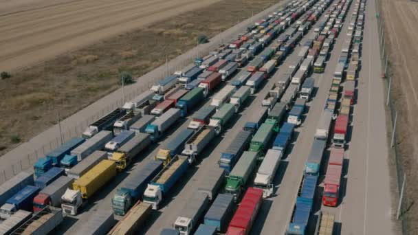 18 de septiembre de 2021 Odessa región Ucrania. Un atasco de tráfico con un gran número de camiones. — Vídeos de Stock