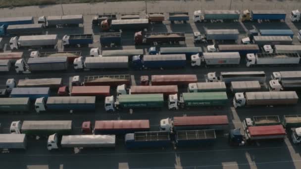 18. září 2021 Oděsa region Ukrajina. Dopravní zácpa s velkým počtem nákladních automobilů. — Stock video