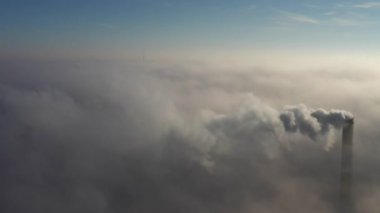 Bir bitkinin veya kömürle çalışan enerji santralinin borusu bulutların üzerinde zararlı emisyonlar yayar..