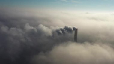Bir bitkinin veya kömürle çalışan enerji santralinin borusu bulutların üzerinde zararlı emisyonlar yayar..