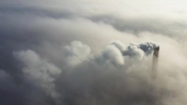 Bir bitkinin veya kömürle çalışan enerji santralinin borusu bulutların üzerinde zararlı emisyonlar yayar..