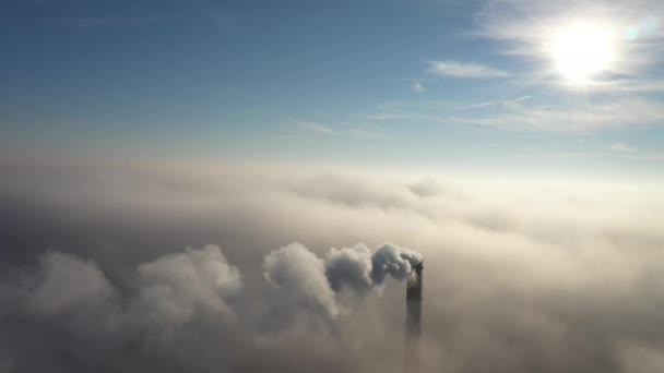 Rura instalacji lub elektrowni węglowej położonej wysoko nad chmurami emituje szkodliwe emisje. — Wideo stockowe