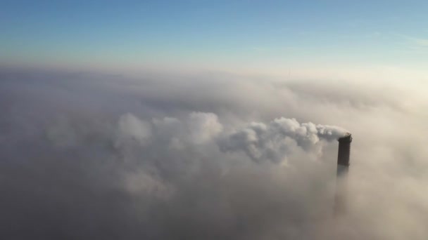 Rura instalacji lub elektrowni węglowej położonej wysoko nad chmurami emituje szkodliwe emisje. — Wideo stockowe
