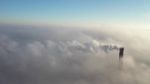 La tuyauterie d'une centrale ou d'une centrale au charbon située bien au-dessus des nuages émet des émissions nocives. — Video