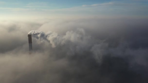 The pipe of a plant or coal-fired power plant high above the clouds emits harmful emissions. — Stock Video