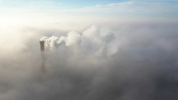 The pipe of a plant or coal-fired power plant high above the clouds emits harmful emissions. — Stock Video