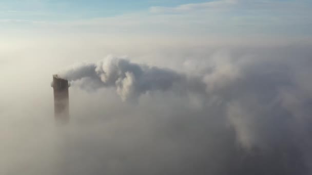 De pijp van een centrale of kolengestookte centrale hoog boven de wolken stoot schadelijke emissies uit. — Stockvideo