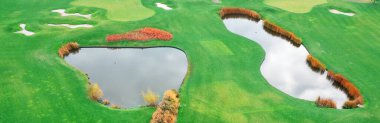 Temiz gölleri ve yüksek kaliteli çim drone manzaralı büyük yeşil golf sahası..