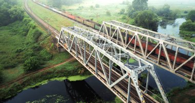 Şafakta nehir boyunca iki demiryolu köprüsü.
