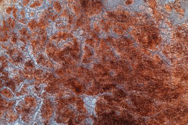 Su deposu kimyasallar ve ağır metallerle kirlenmiş. İHA görüntüsü. Çok renkli su..