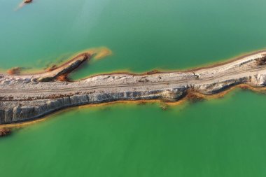 Titanyum madenciliği ve zenginleştirme ve diğer nadir madenler için taş ocağı. Zenginleştirme tankında mavi su.