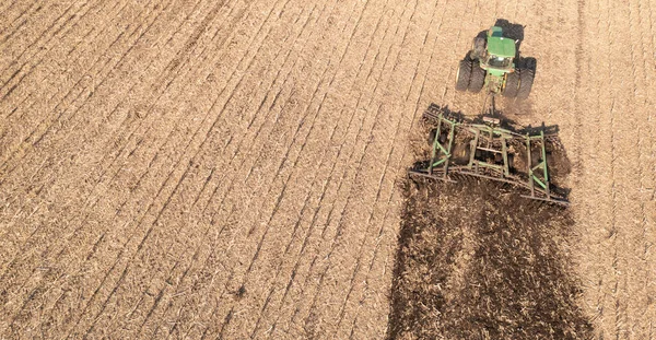 O trator cultiva a vista do solo a partir do drone — Fotografia de Stock